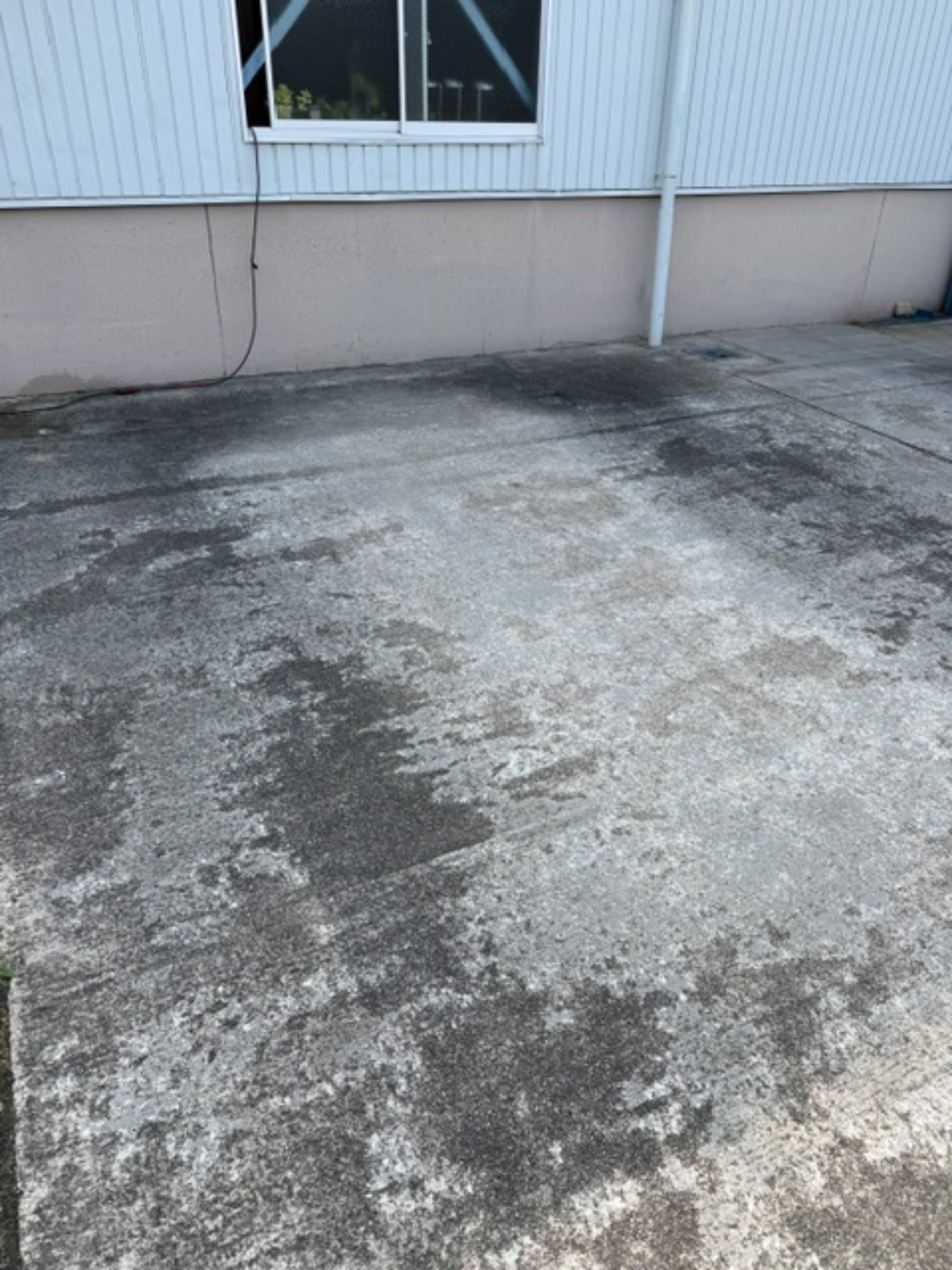 技術屋、夏の暑さに高圧洗浄機を握る。会社の駐車場をきれいにしました!