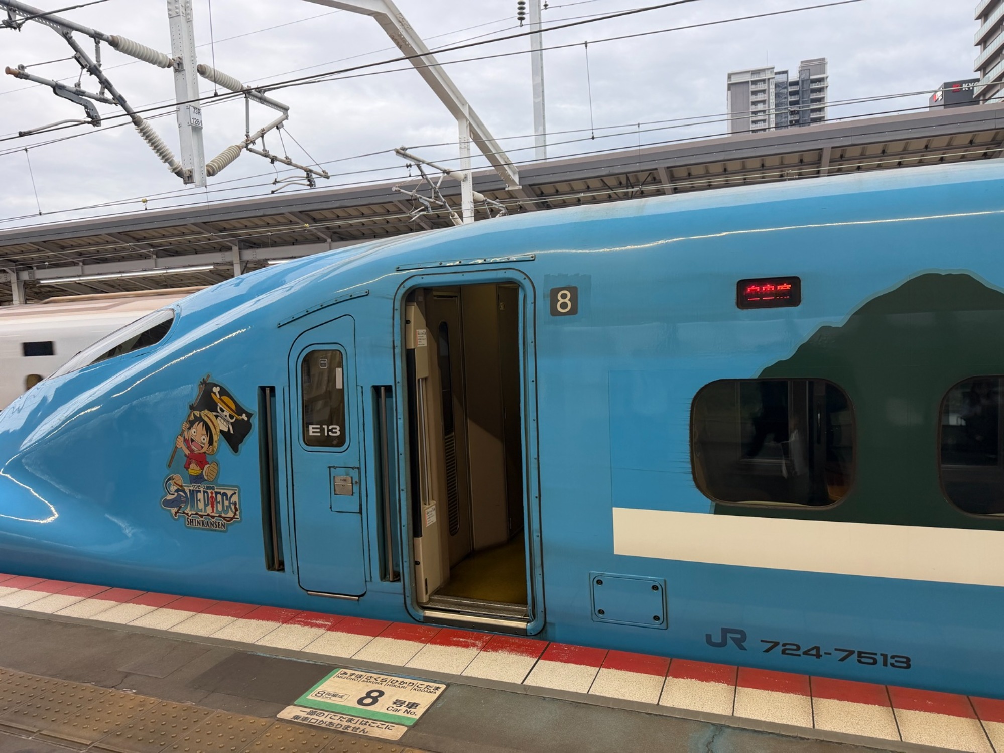 出張中の福山駅で“冒険”に遭遇!ONE PIECE新幹線「せとうちブルー号」